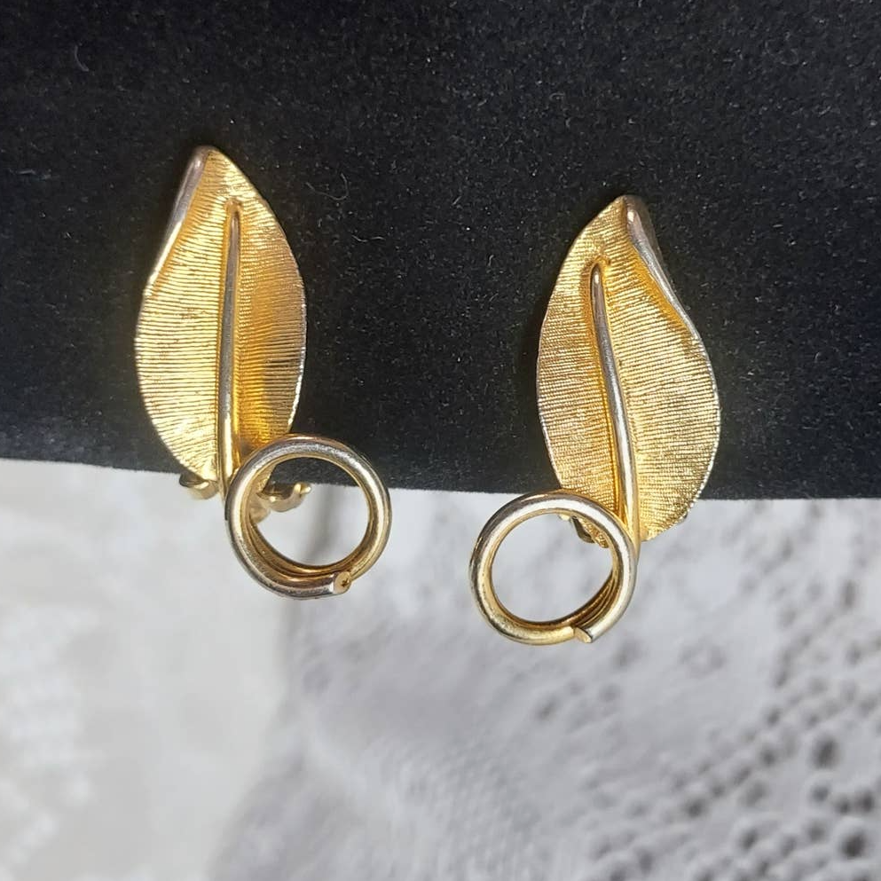 Vintage Kramer Gold Tone Leaf Clip On Earrings Leaves Costume Jewelry 12$